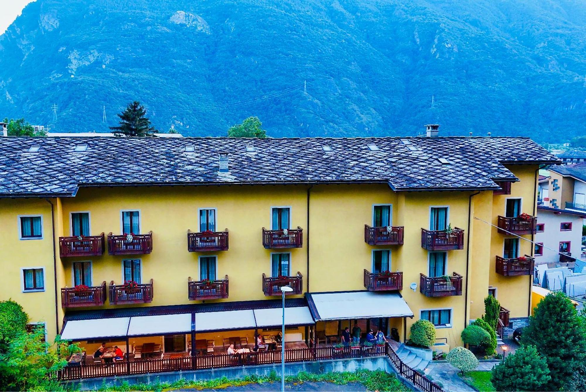 Crabun Hotel ポン・サン・マルテン エクステリア 写真
